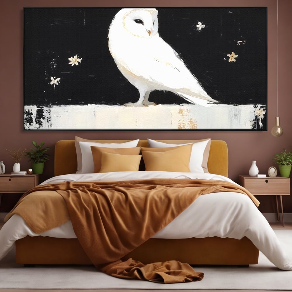Tablou canvas cu tablou canvas cu bufnita alba, in rama de aluminiu negru, pe perete intr-un dormitor